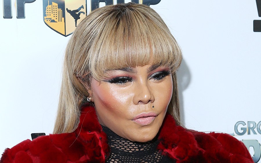 Watch Lil Kim Supposedly Reconnect With B.I.G Through A Spirit Medium